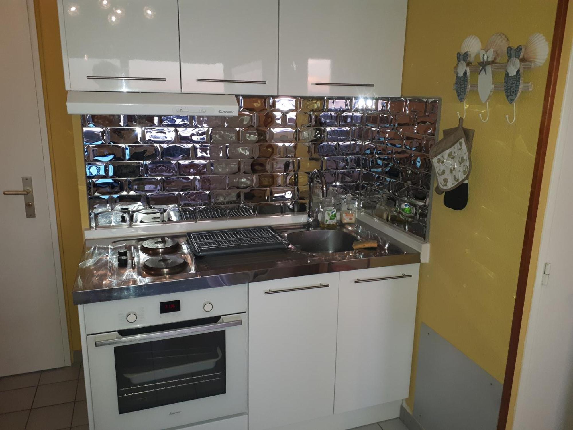 T2 Panoramic View: Pool, Parking & Smart Tv Retreat Apartment *