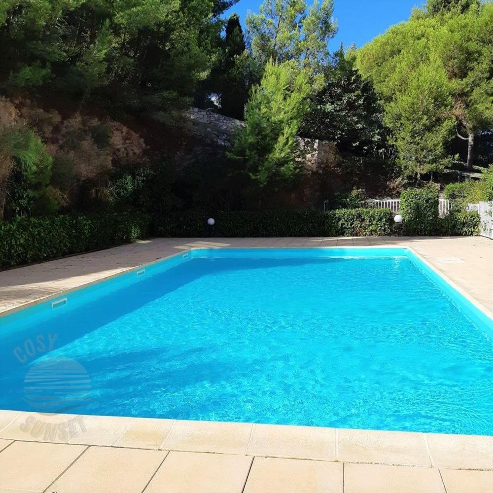 T2 Panoramic View: Pool, Parking & Smart Tv Retreat Apartment *