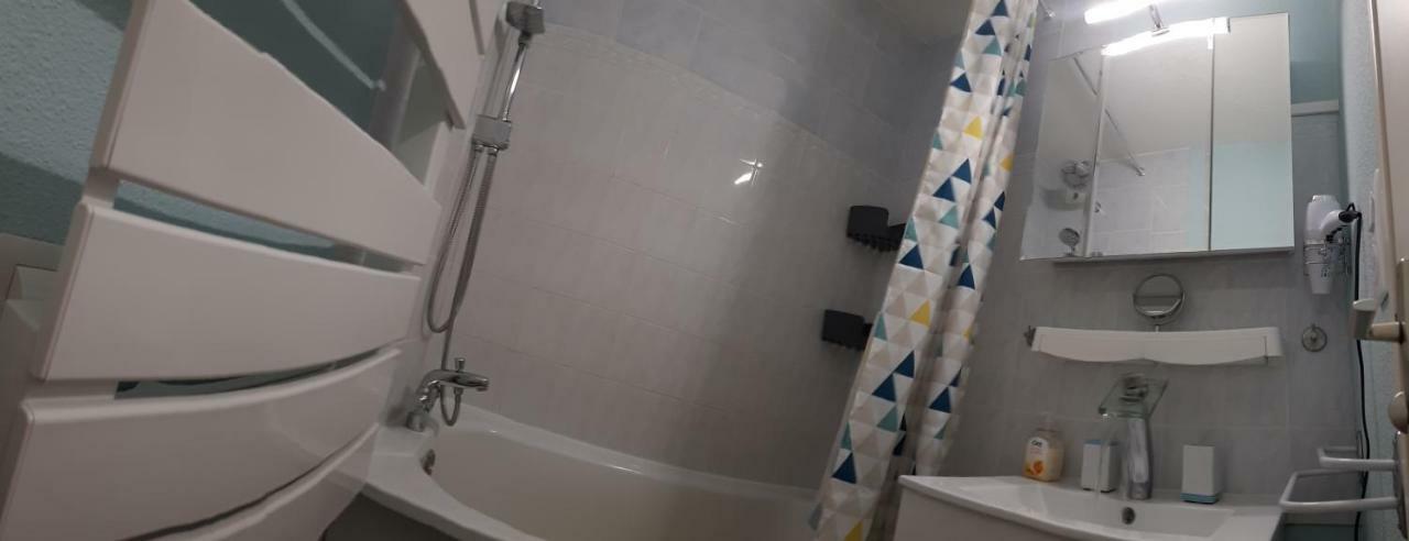 T2 Panoramic View: Pool, Parking & Smart Tv Retreat *