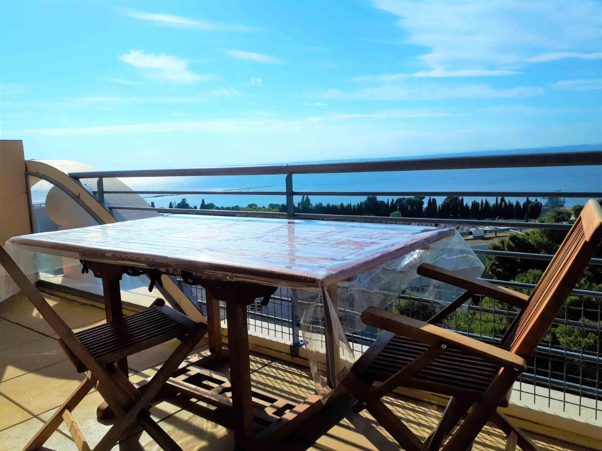T2 Panoramic View: Pool, Parking & Smart Tv Retreat Apartment